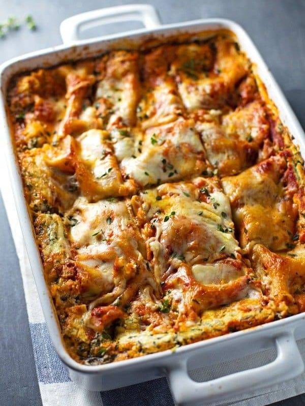 Skinny Spinach Lasagna - layers of ricotta, spinach, noodles, sauce and cheese. 250 calories of yum!. | pinchofyum.com