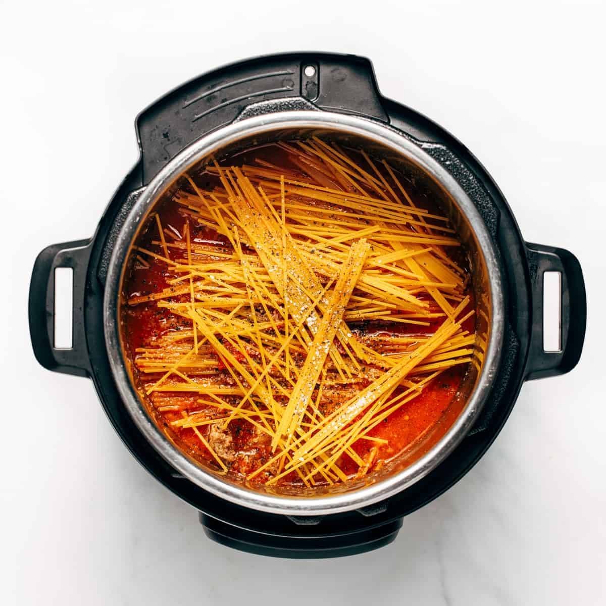 Spaghetti with ingredients in the instant pot